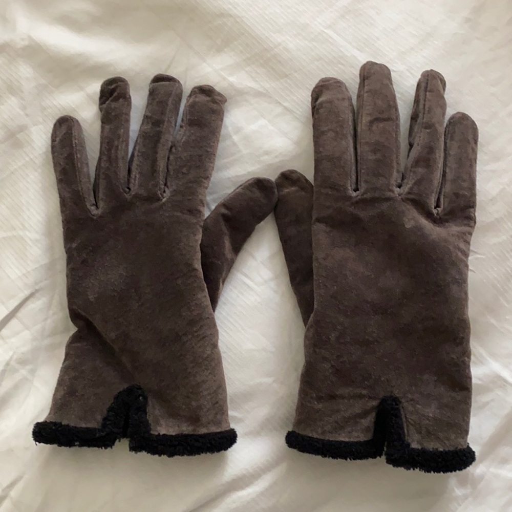 Suede gloves lined with poly fleece